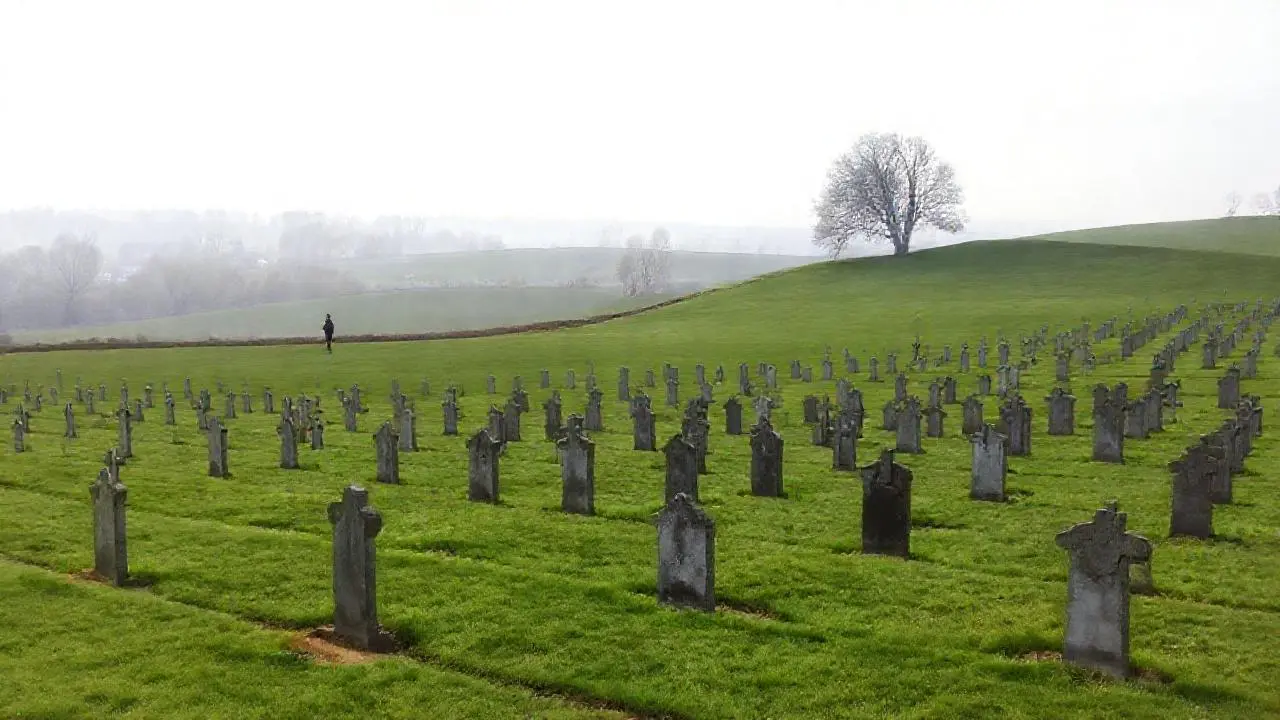 Cementerio tranquilo bajo cielo nublado