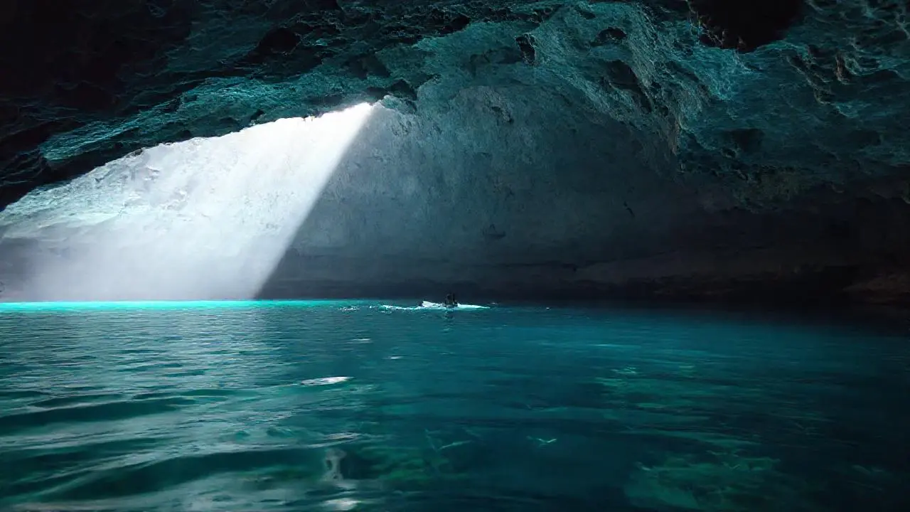Caverna acuática, tranquila y natural