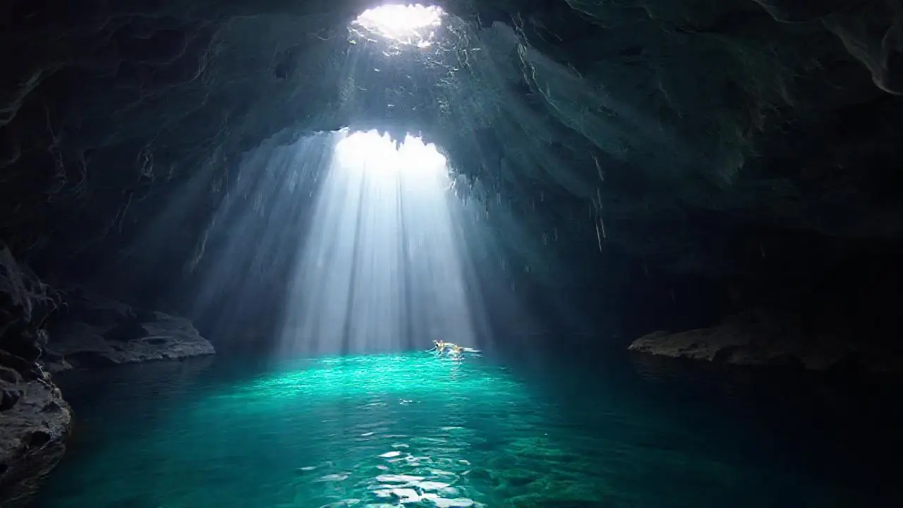 Cueva submarina, serena y expansiva