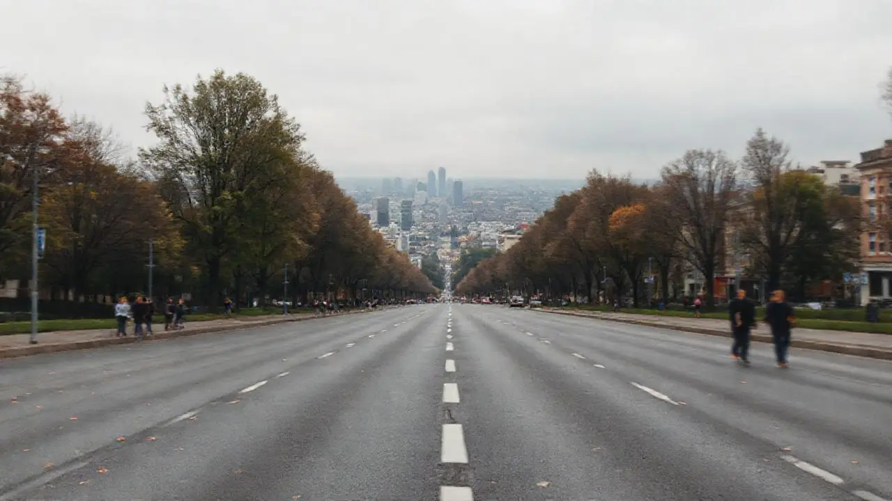 Calle urbana gris, ambiente suave y difuso