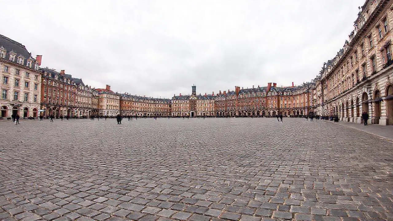 Plaza extensa, tranquila y ligeramente nostálgica