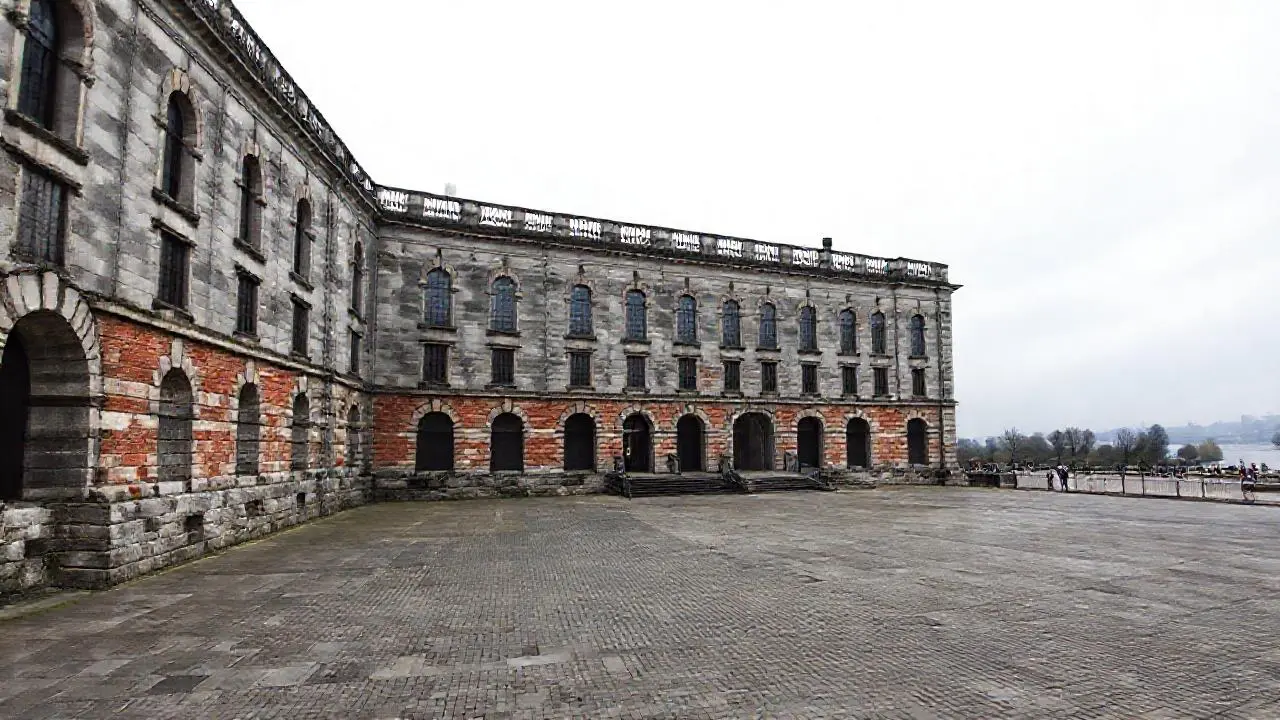 Edificio antiguo, atmósfera tranquila y difusa