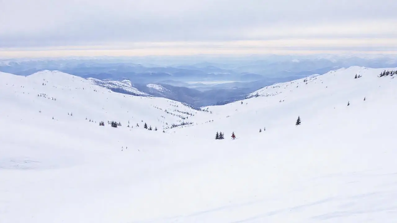 Paisaje invernal amplio, sereno y profundo