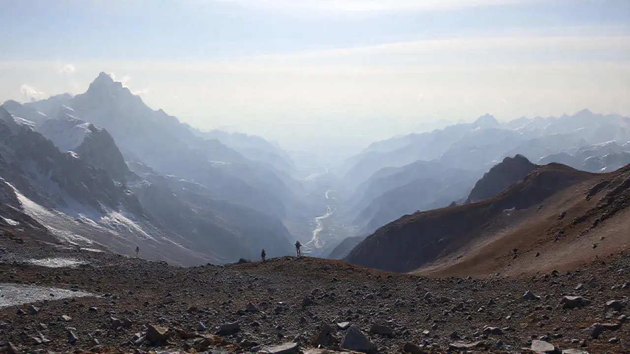 Majestuoso paisaje montañoso, sereno y vasto