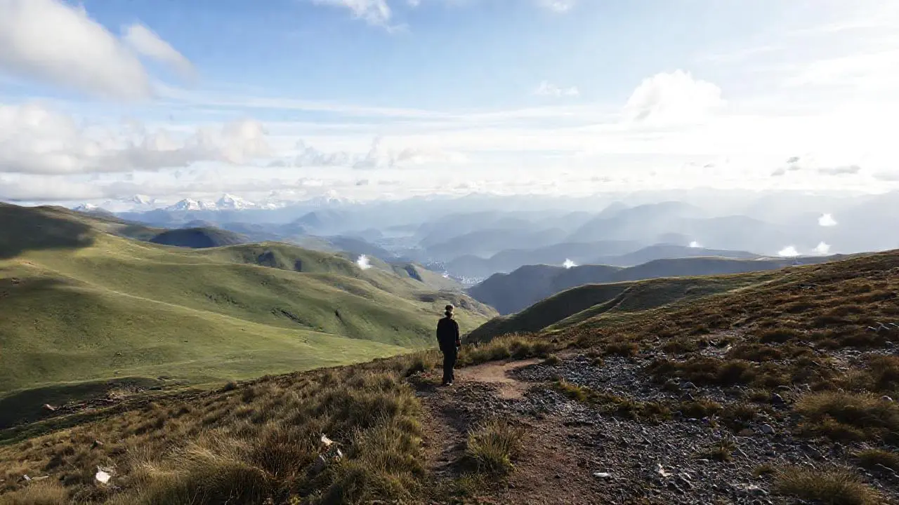 Paisaje vasto, sereno y ligeramente brumoso