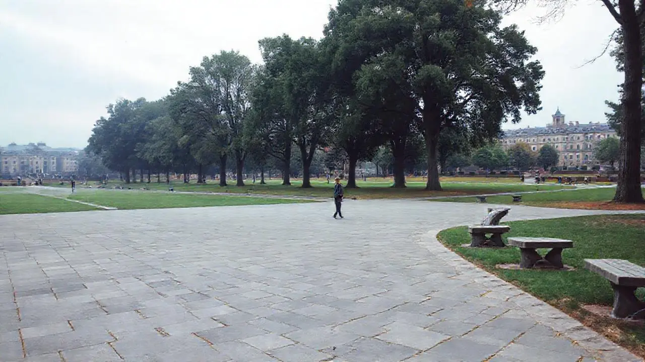 Plaza tranquila y extensa, ambiente sereno