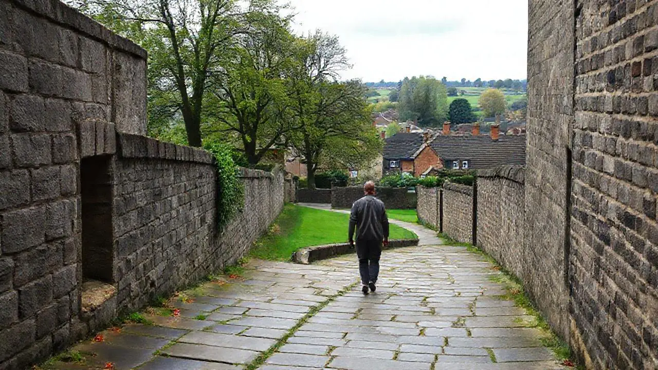 Escena urbana inglesa, tranquila y histórica