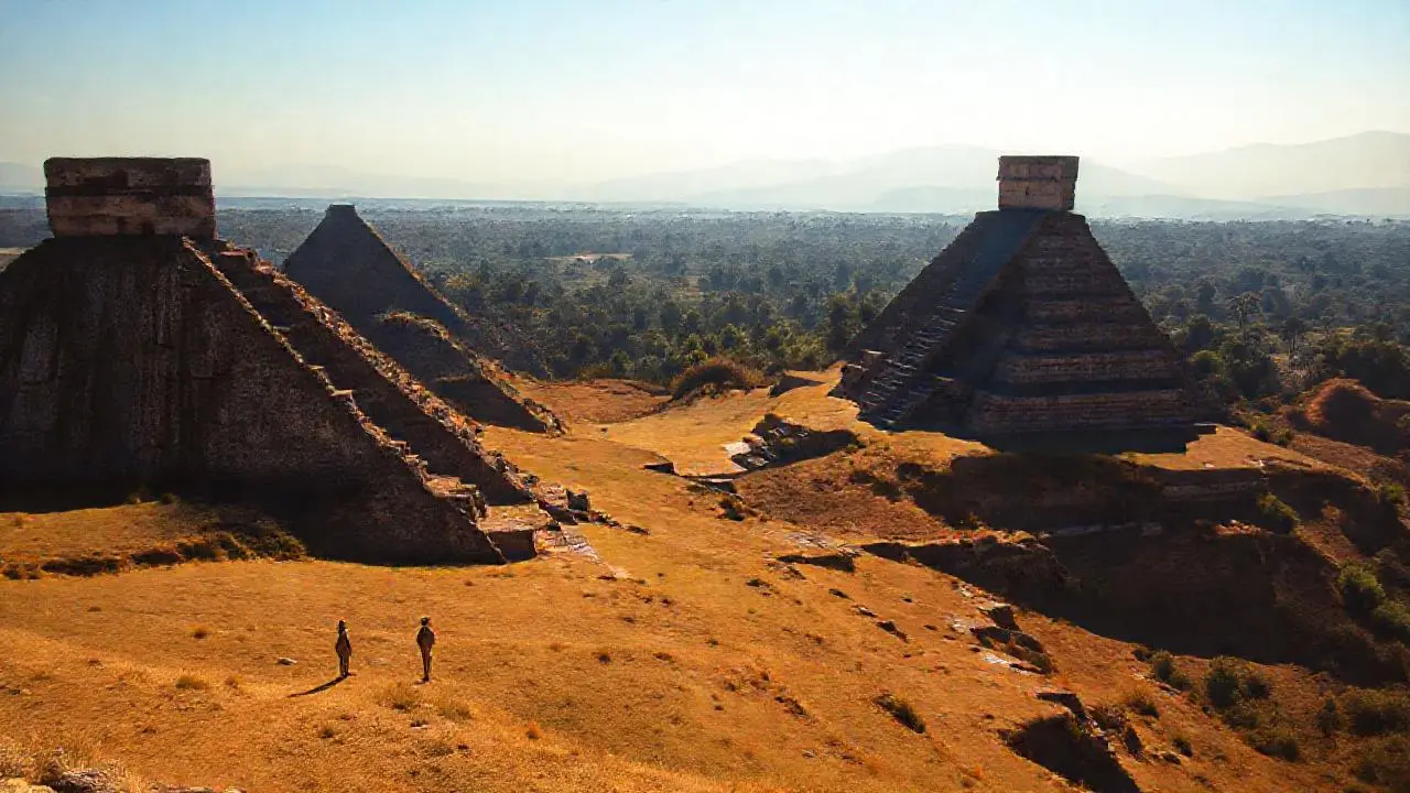 Pirámides antiguas bajo luz cálida y amplia