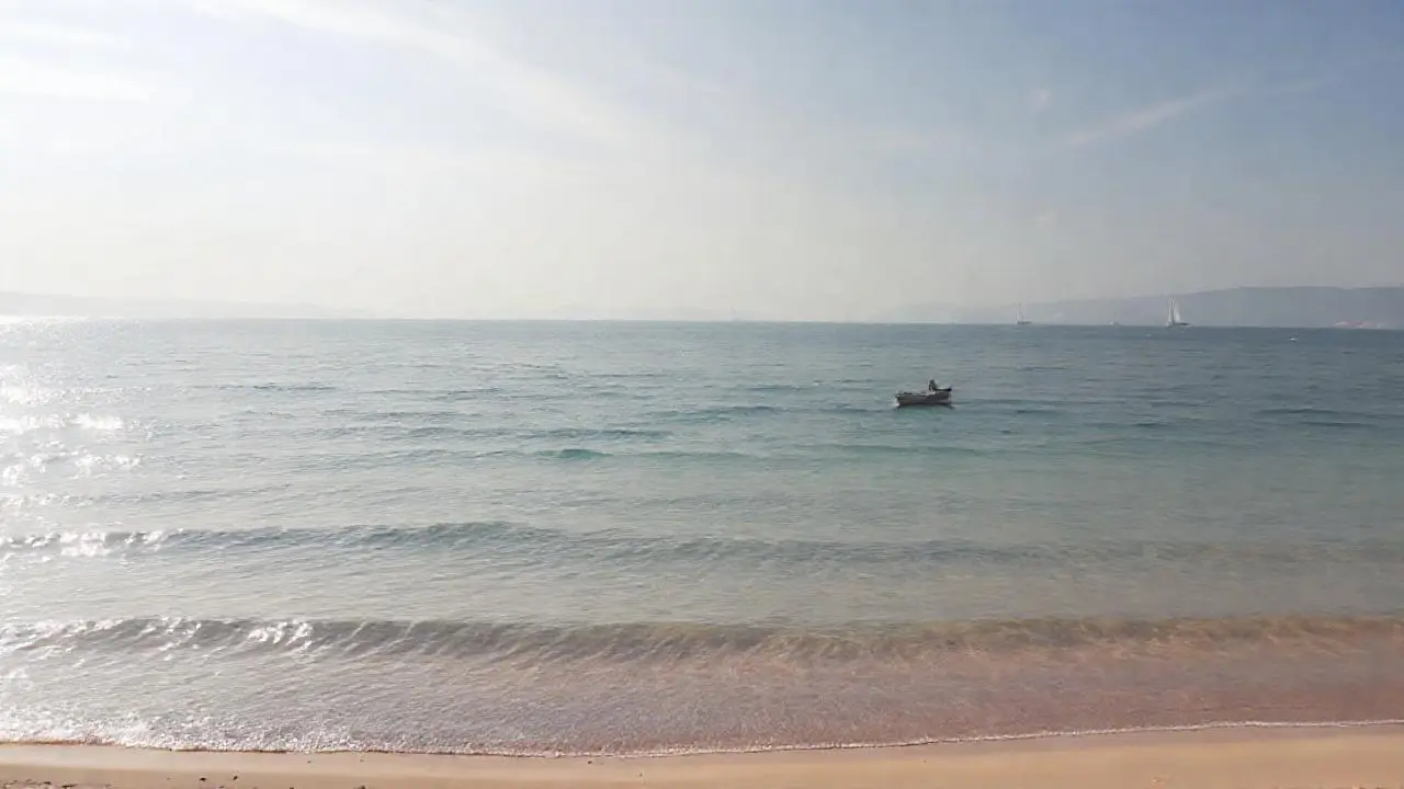 Un mar sereno bajo un cielo vasto