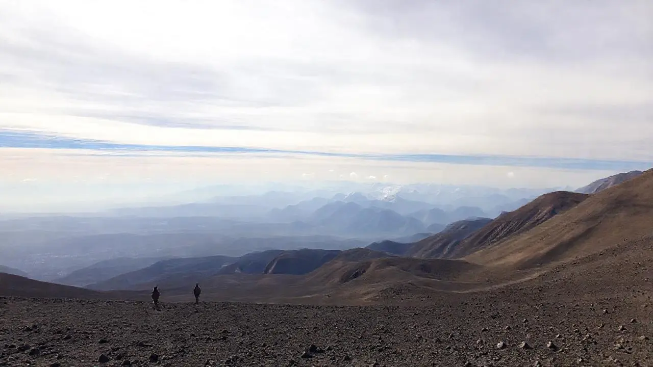 Paisaje andino vasto, frío y solitario