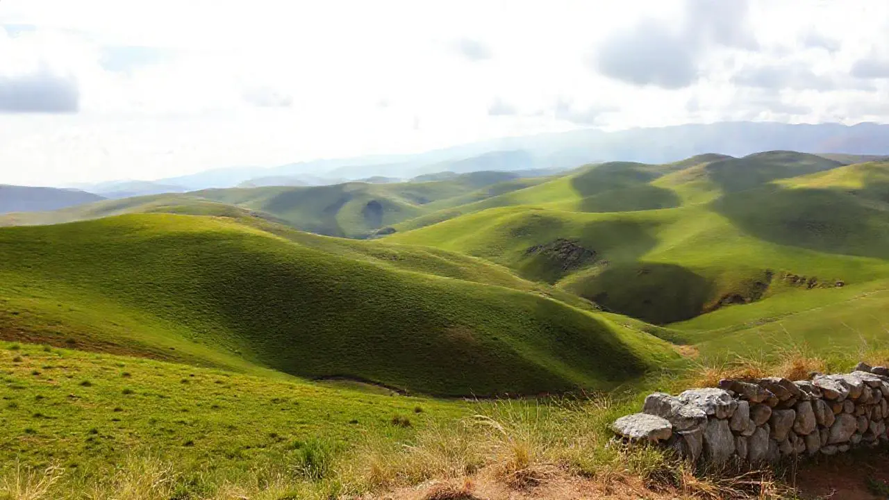 Paisaje andino tranquilo, lleno de luz suave