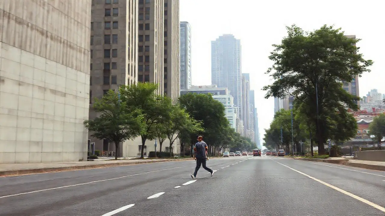 Escena urbana difusa, con tráfico y una persona