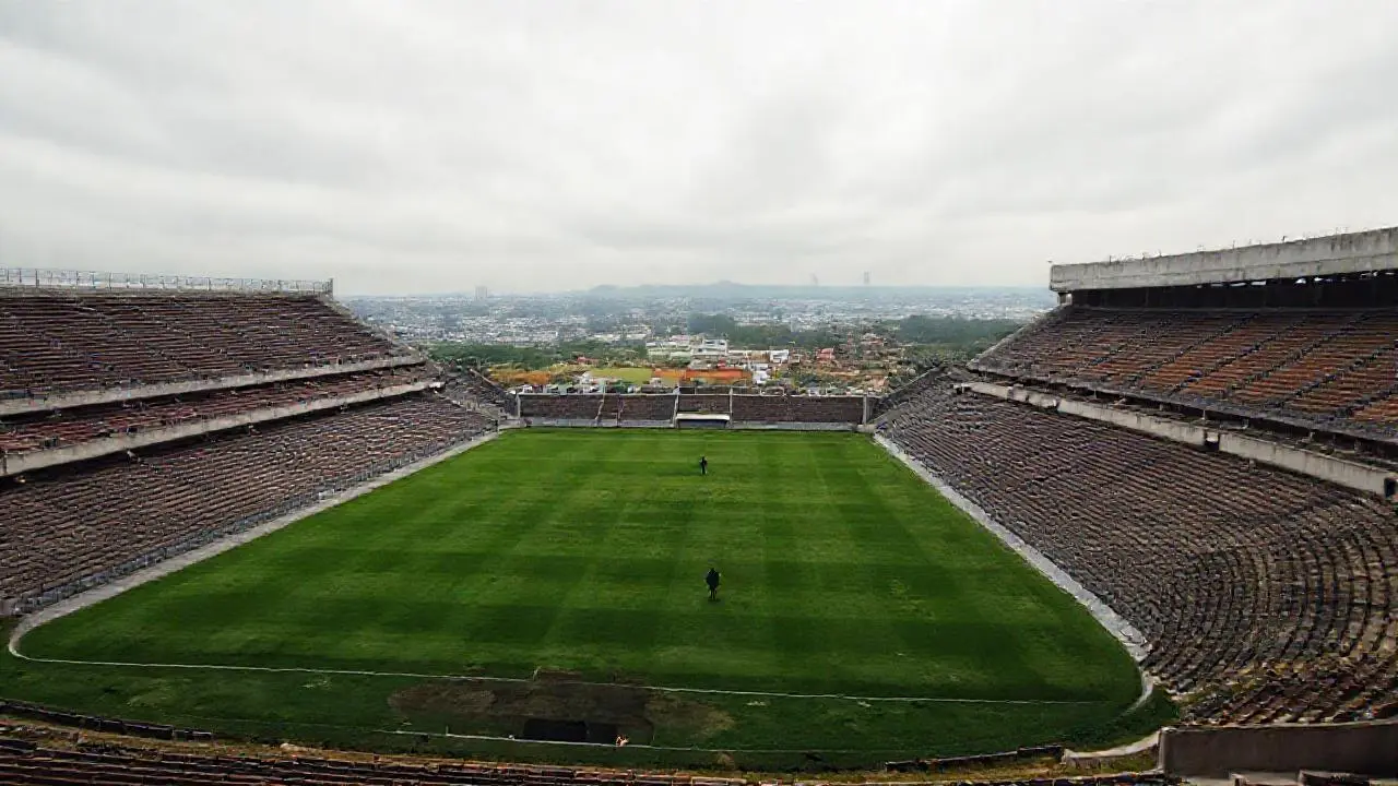 Amplio estadio, atmósfera serena y distante