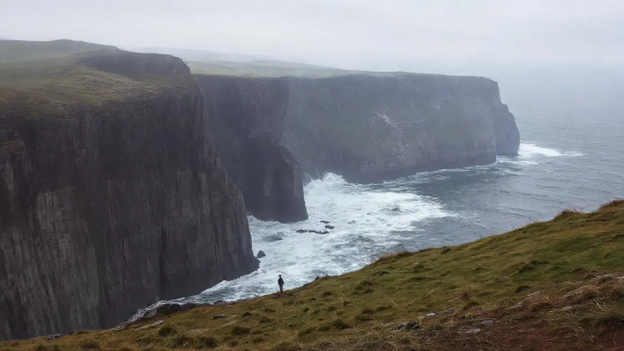 Paisaje costero vasto, sombrío y sereno