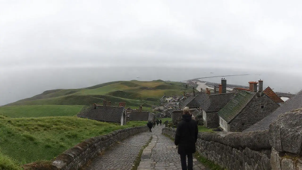 Paisaje costero tranquilo, gris y extenso