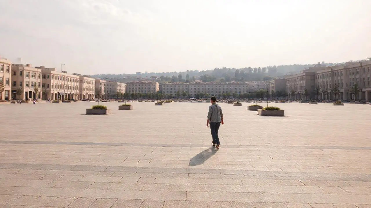 Paz urbana, luz suave y distante