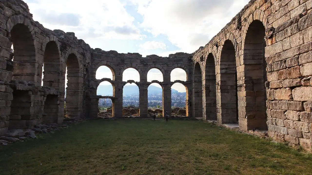 Ruinas antiguas, luz cálida y perspectiva