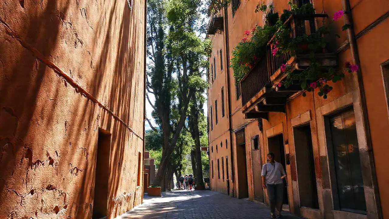 Encantador rincón urbano, cálido y soleado