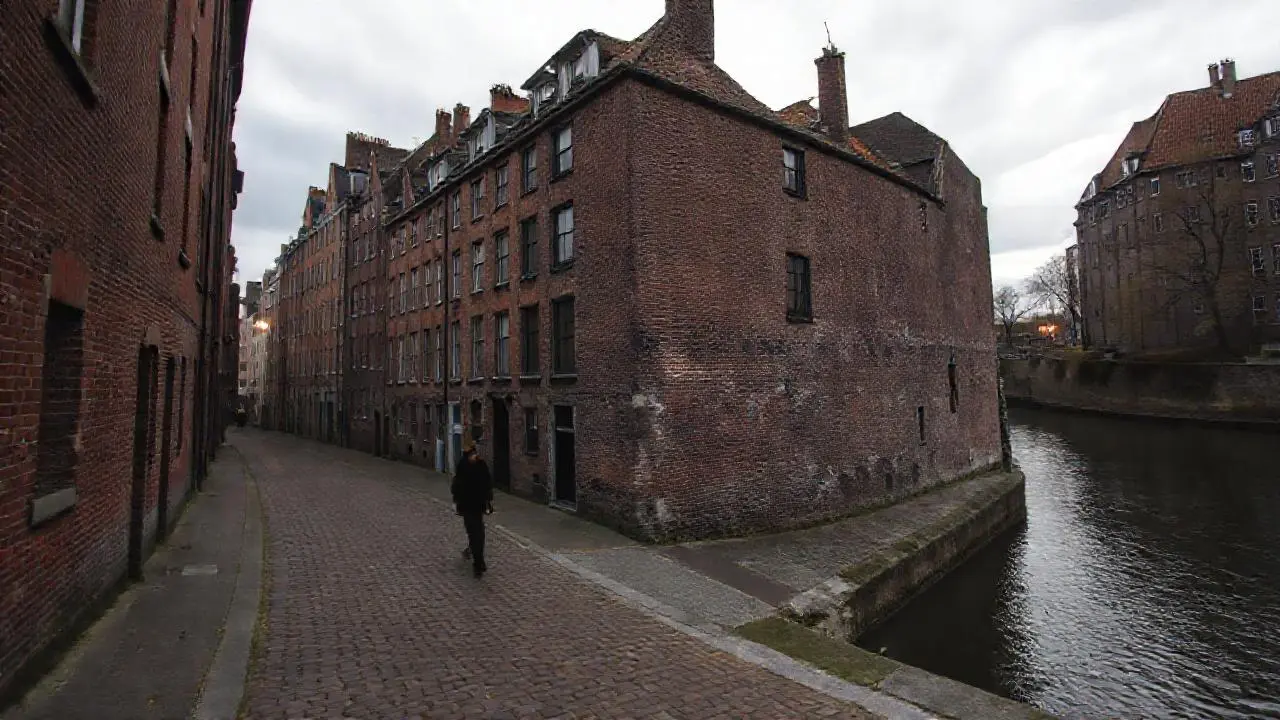 Calle antigua, calma y melancólica atmósfera