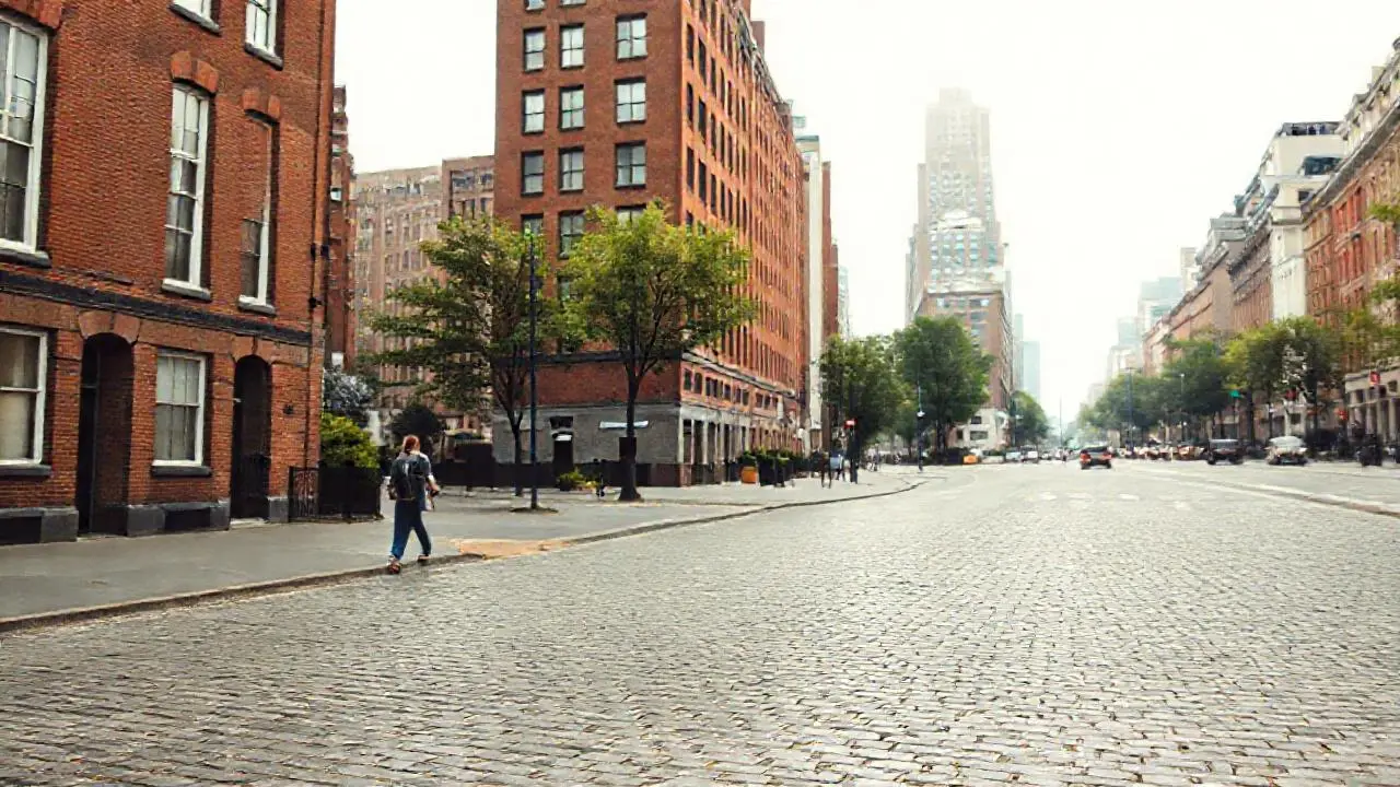 Calle urbana gris, atmósfera tranquila y difusa