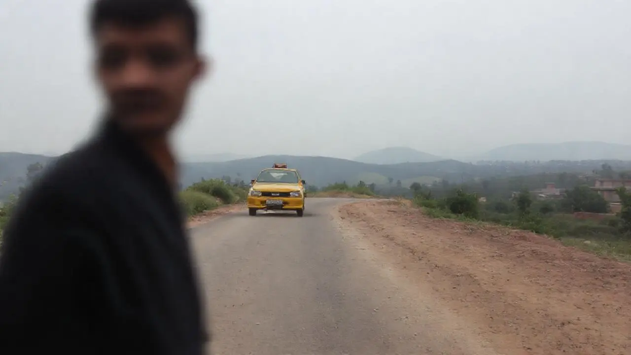 Paisaje rural, brumoso y distante