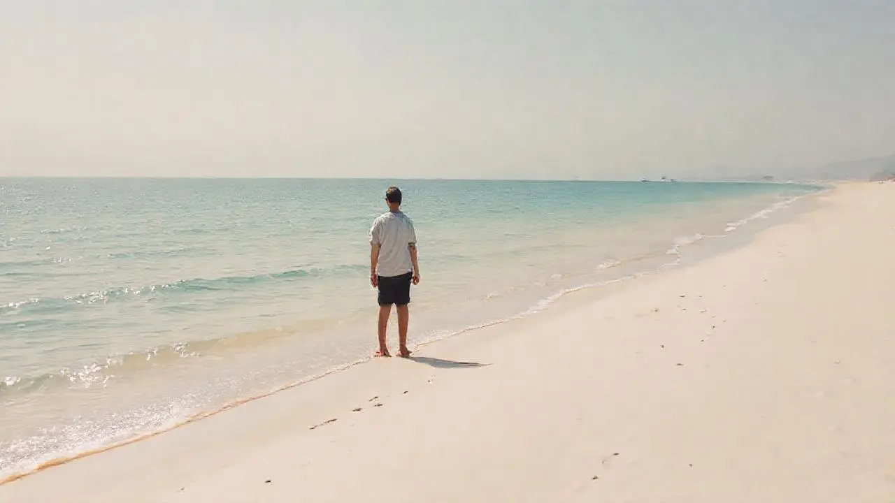 Playa serena, luz cálida y vastedad