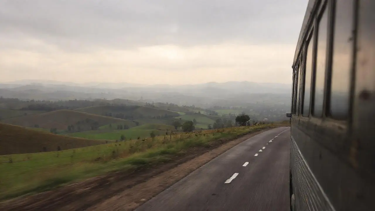 Paisaje rural brumoso y ligeramente húmedo