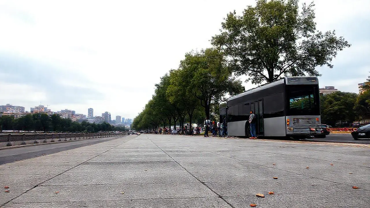 Escena urbana grisácea, tranquila y realista