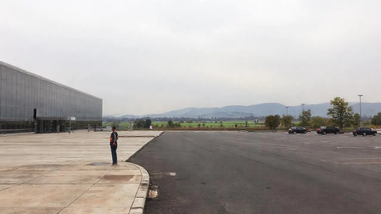 Paisaje amplio, tranquilo y ligeramente brumoso