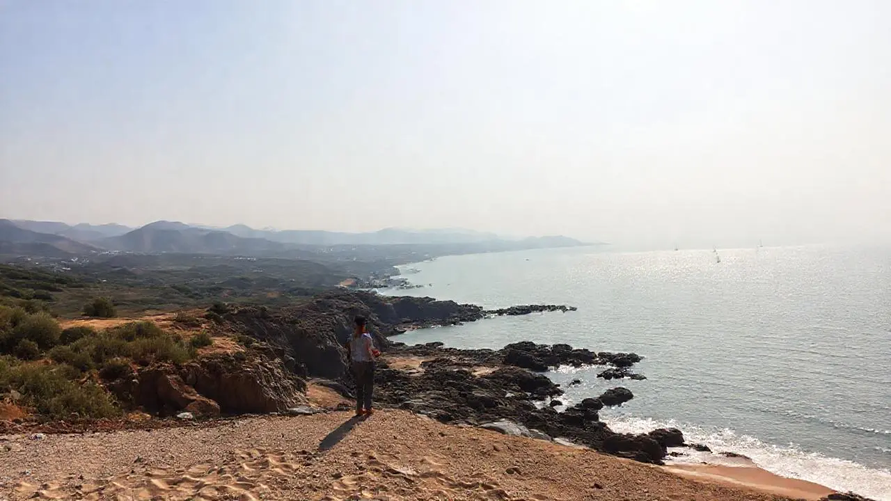 Paisaje costero sereno y amplio