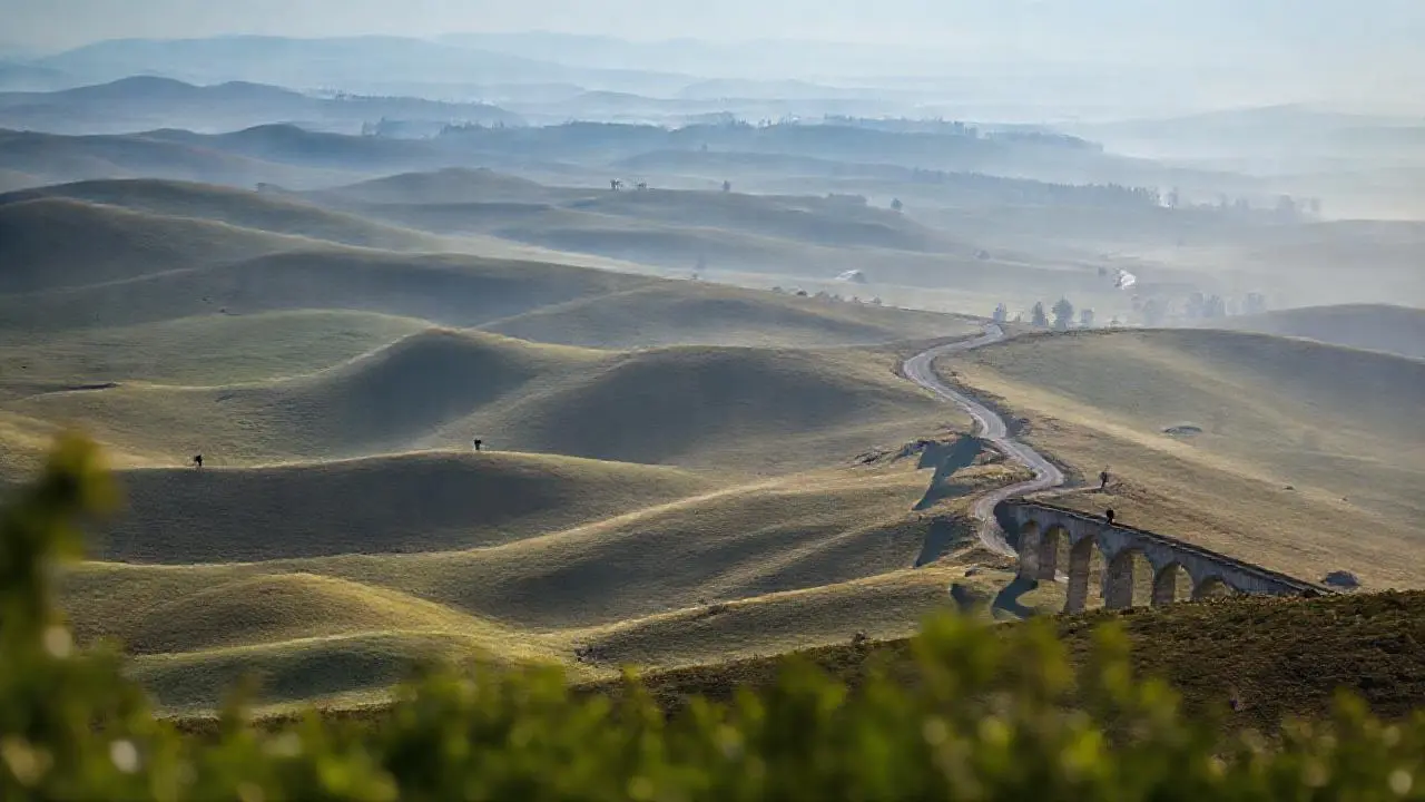 Paisaje rural extenso, tranquilo y brumoso