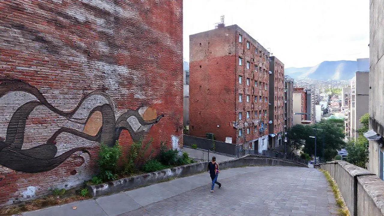 Mural urbano detallado y atmosférico en Medellín