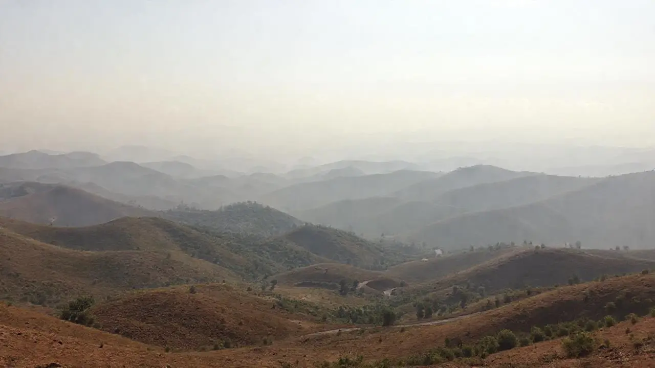 Paisaje extenso, natural y ligeramente difuminado