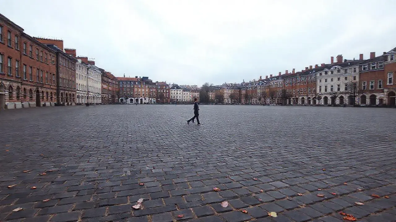 Plaza urbana tranquila, atmósfera melancólica y lejana