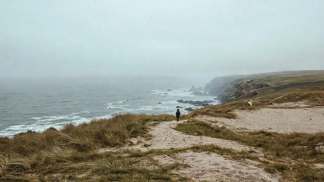 Paisaje costero solitario, vasto y melancólico