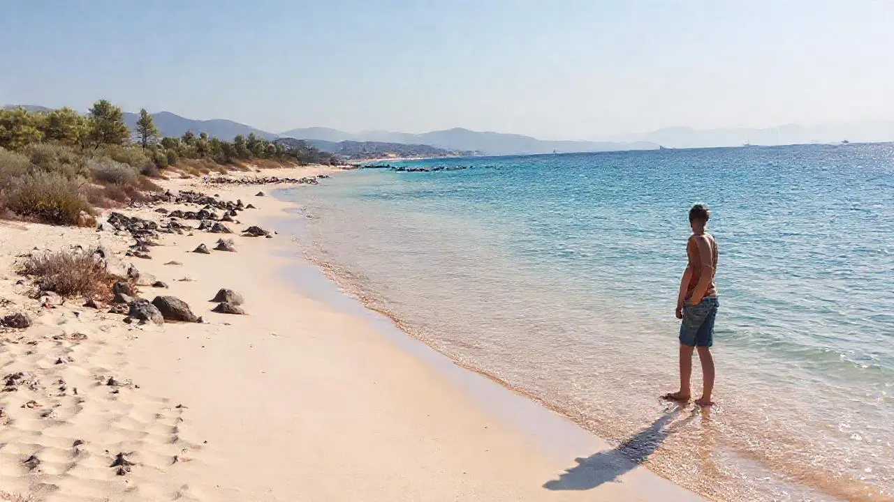 Playa tranquila, luz suave y horizonte lejano