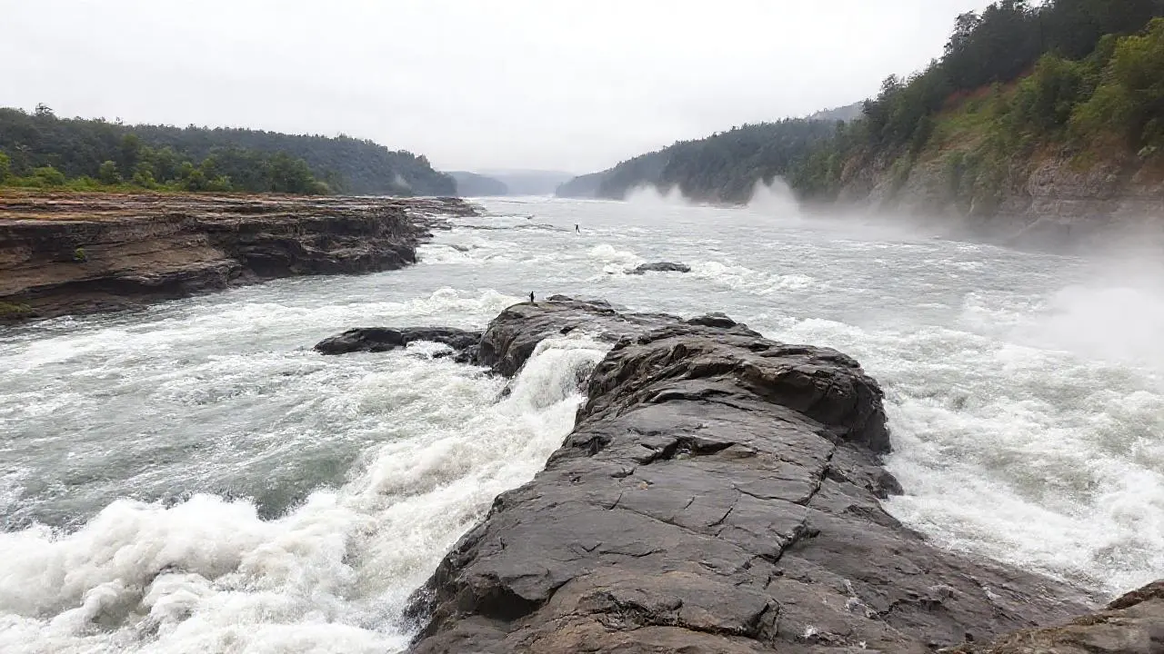 Paisaje fluvial vasto y sereno