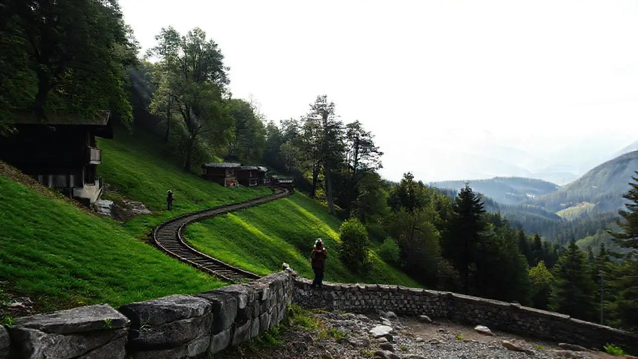 Paisaje montañoso sereno y natural