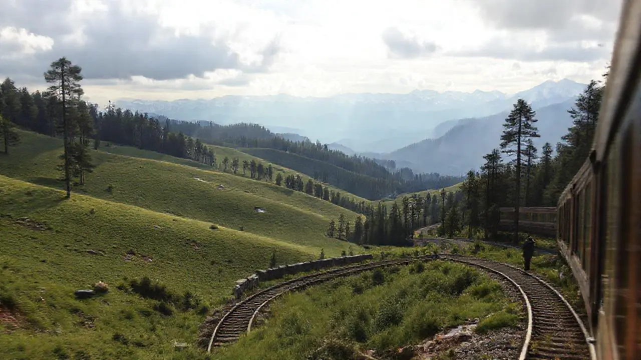 Paisaje extenso, tranquilo y montañoso