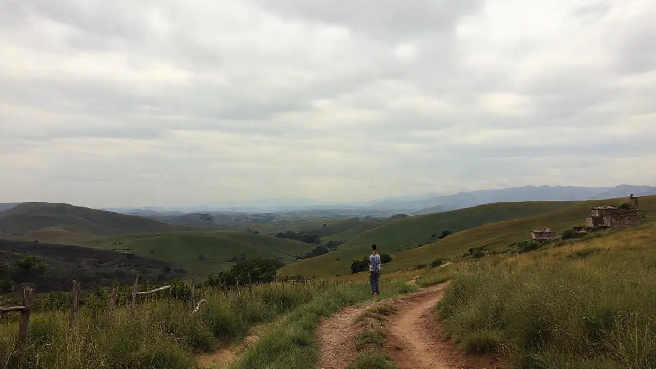 Paisaje sereno y vasto, lleno de calma