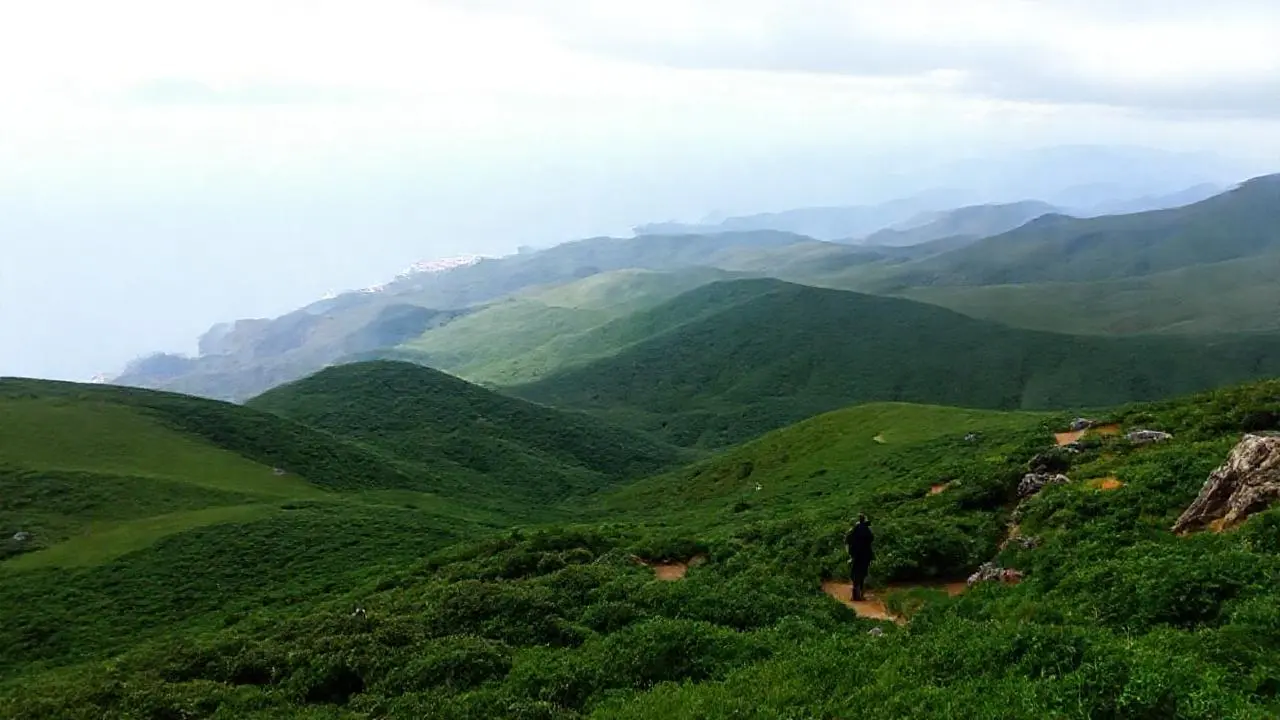 Paisaje vasto y sereno, con figura distante
