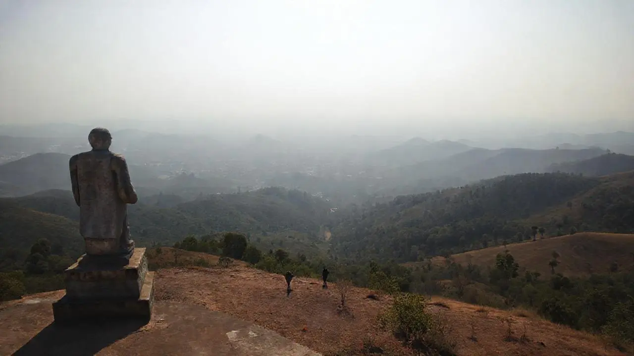 Paisaje vasto, sereno y ligeramente brumoso
