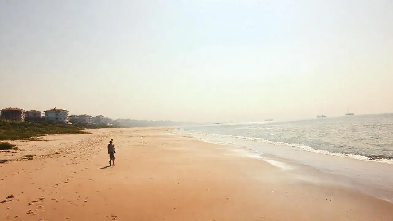 Costa tranquila, luz suave y ambiente relajado
