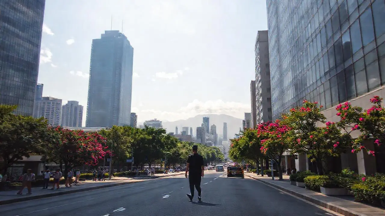 Ciudad vibrante, moderna y ligeramente borrosa