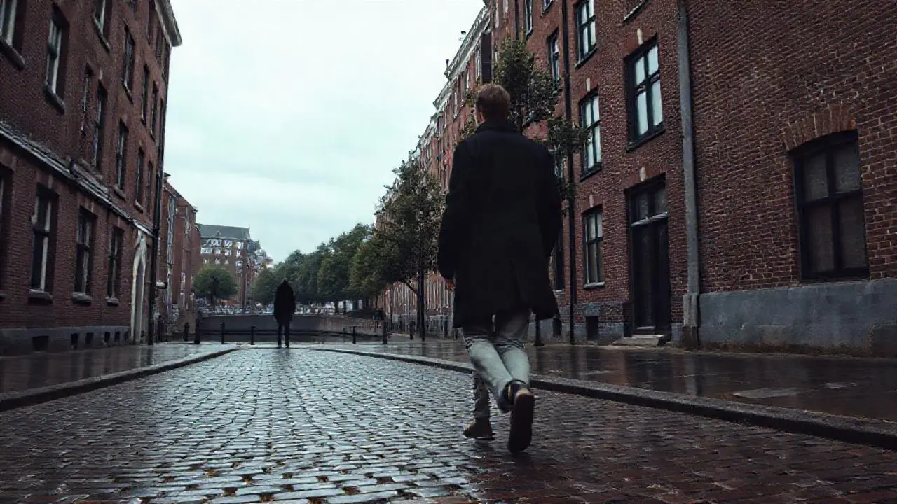 Calle húmeda, ambiente urbano melancólico
