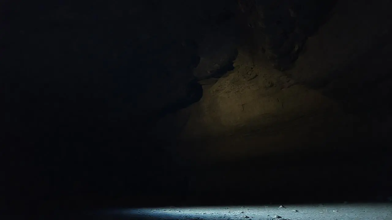 Gran cueva subterránea, silenciosa y extensa