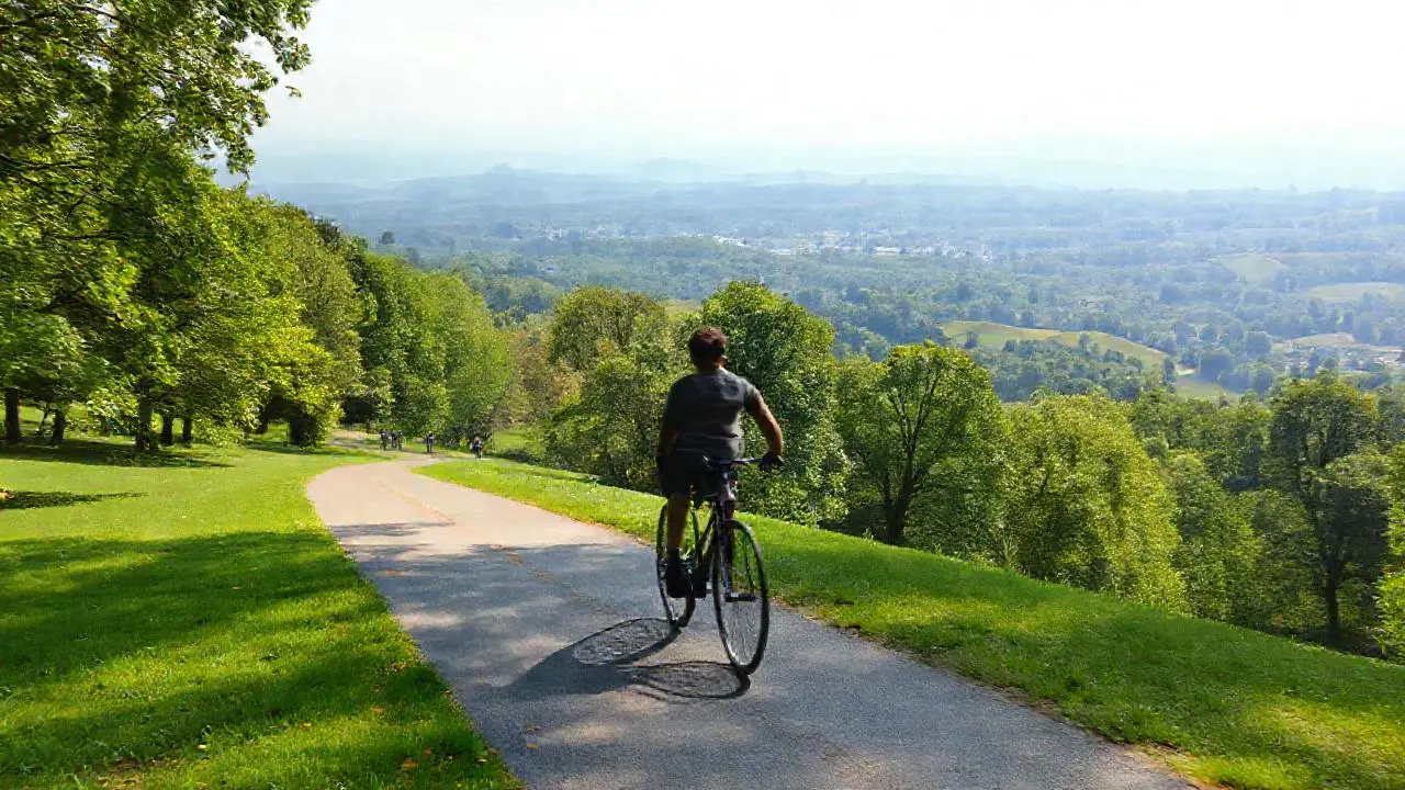 Un ciclista enlaza un paisaje sereno