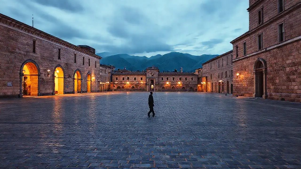 Una plaza tranquila, antigua y serena