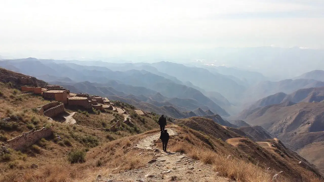 Paisaje andino vasto, sereno y silencioso