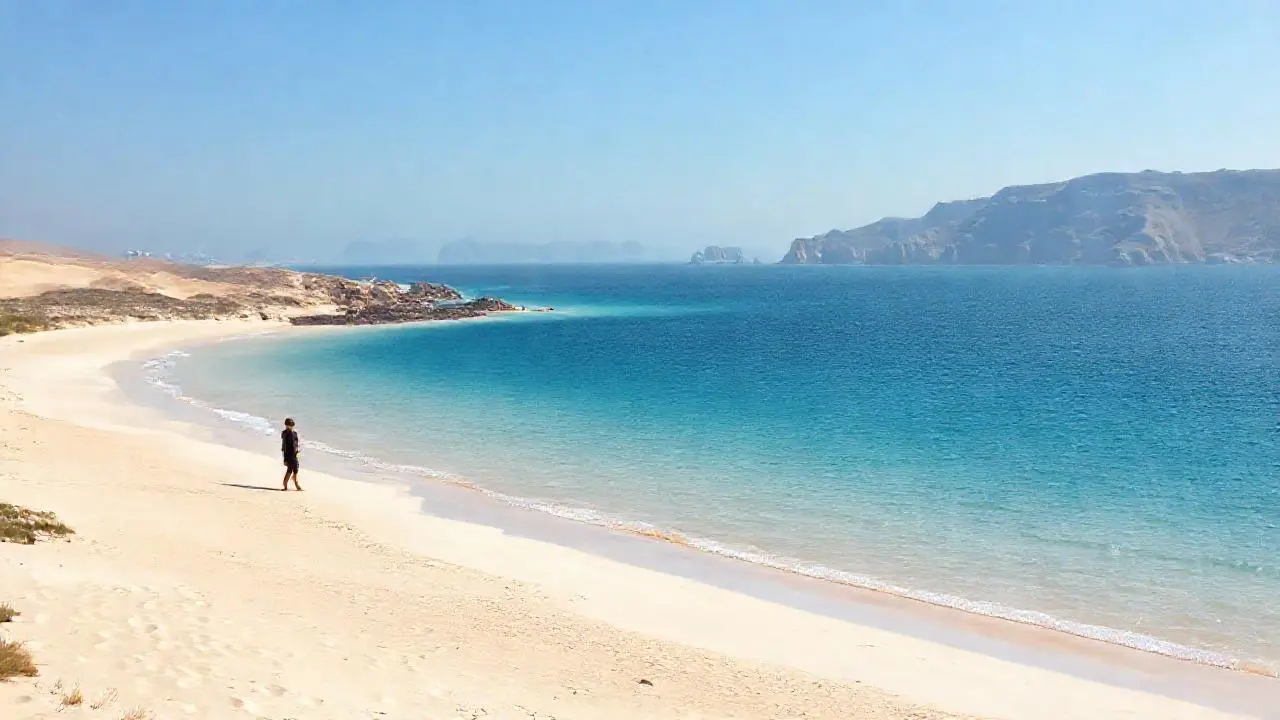 Playa serena, amplia y luminosa